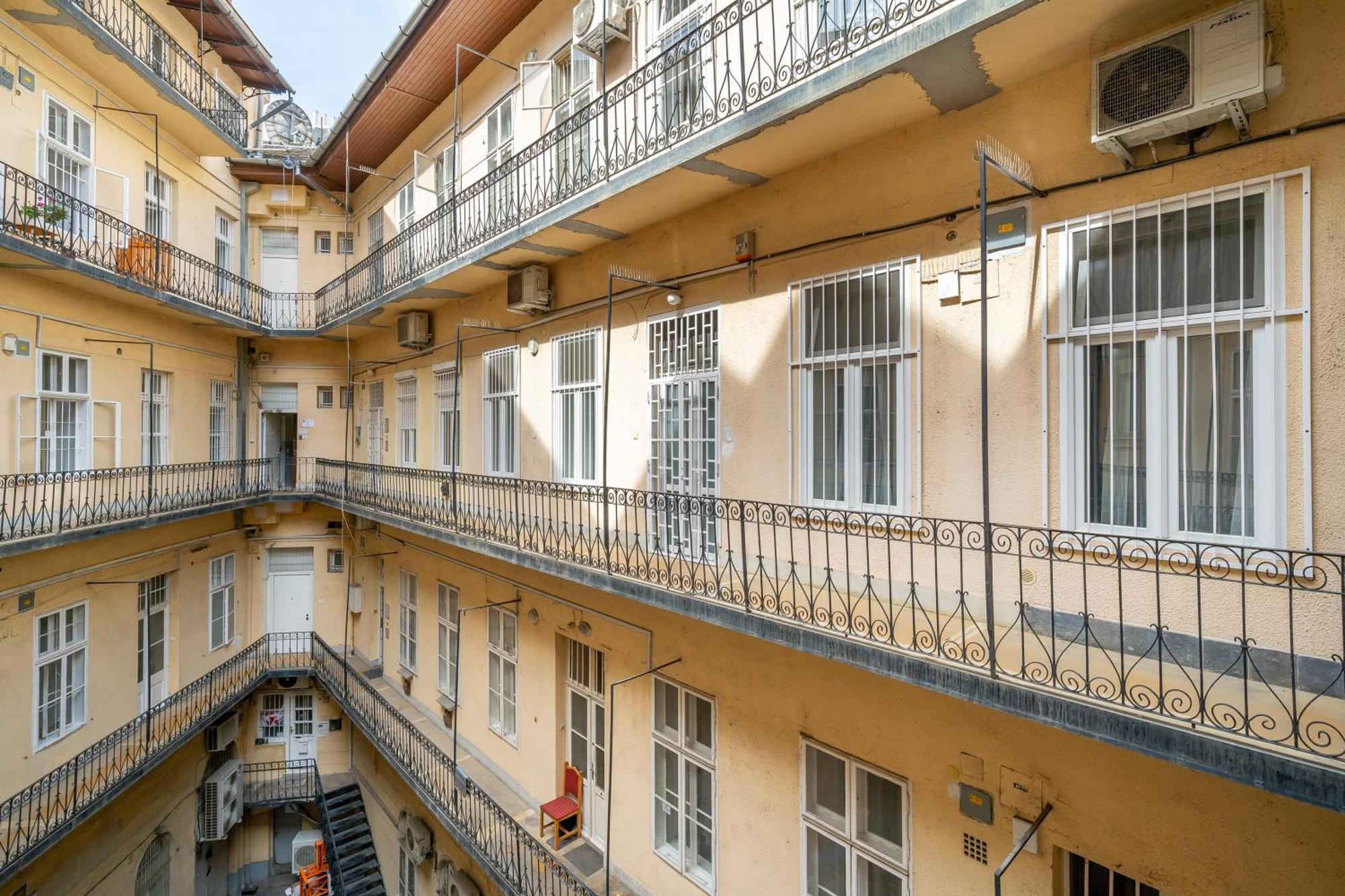 Oktogon Four Residence Budapest Bagian luar foto