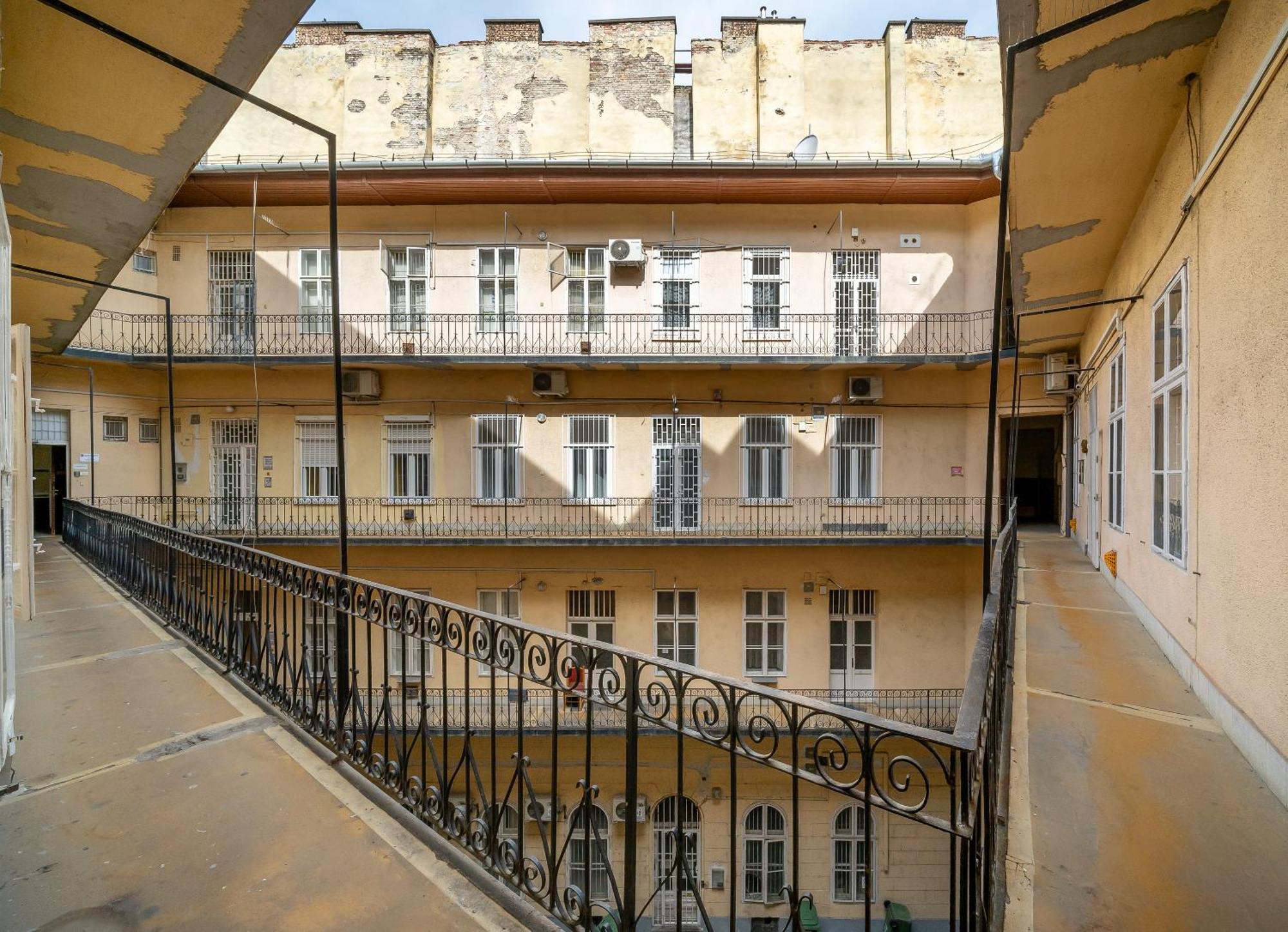 Oktogon Four Residence Budapest Bagian luar foto